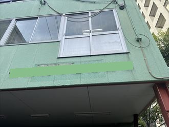新宿区西五軒町にて看板取り付け箇所の塗装の剥がれ、日本ペイントのパーフェクトトップ（ND050）を使用した外壁部分塗装工事を行いました