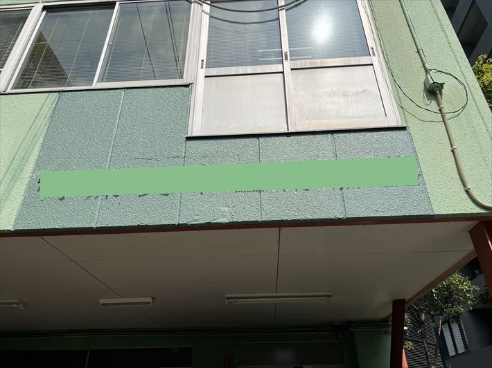 新宿区西五軒町にて看板取り付け箇所の塗装の剥がれ、日本ペイントのパーフェクトトップ（ND050）を使用した外壁部分塗装工事を行いました