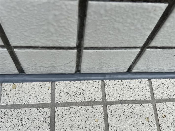 板橋区徳丸にて玄関タイルのひび割れ部分のシーリング補修工事を66,000円(税込み)で行いました。