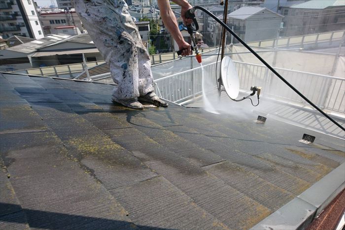 葛飾区東新小岩で屋根外壁塗装工事の高圧洗浄作業、塗装面では無い場所も洗浄致します