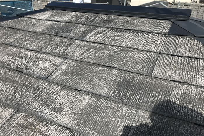 江東区亀戸で屋根塗装工事、下塗り施工後のタスペーサー取り付けを行いました