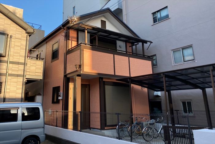 墨田区本所で外壁塗装工事、日本ペイントのパーフェクトトップで2色の色分け施工です