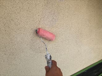 江戸川区西葛西で外壁塗装工事、主剤をしっかり密着させる為下塗りを2度入れました