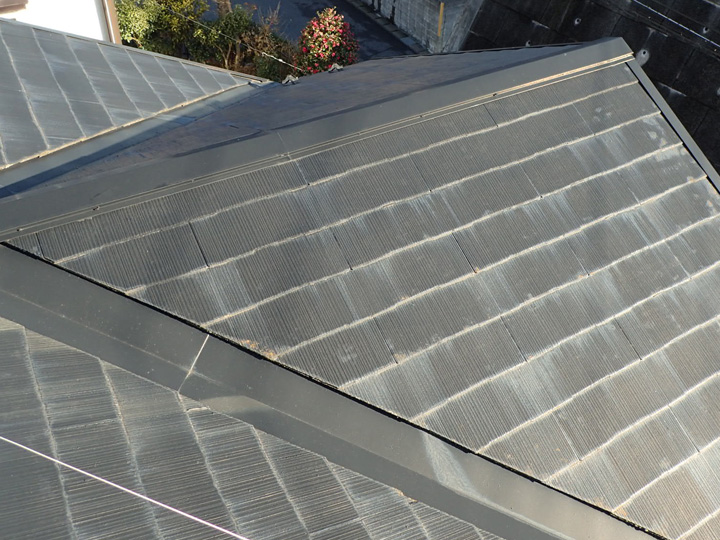 国立市市東にて屋根塗装工事前の調査、築12年目で塗膜が劣化したスレート屋根にファインパーフェクトベストをおすすめ