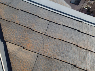 府中市若松町にて屋根塗装前調査、築19年目で苔が発生したスレート屋根にはファインパーフェクトベストによる塗装をおすすめ