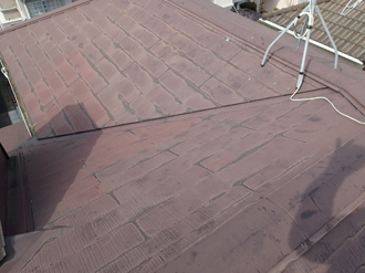 町田市本町田にて屋根塗装工事の調査、築18年で苔が繁殖したスレート屋根にナノコンポジットWをおすすめ