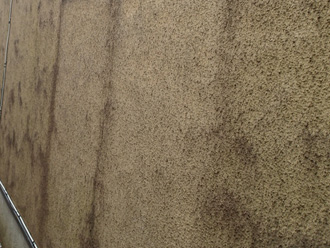 立川市栄町にて外壁塗装工事の調査、モノプラル外壁の塗膜が劣化しカビが広範囲に繁殖していました