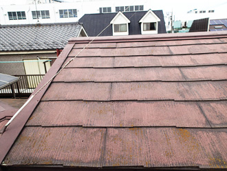 目黒区南にてスレート屋根の調査、塗膜が劣化して苔が繁殖、ファインパーフェクトベストによる塗装工事をご提案