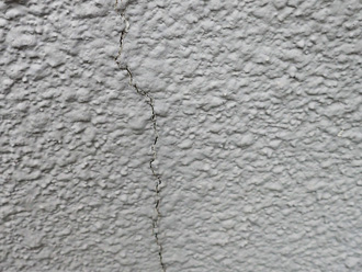 三鷹市中原にて外壁塗装調査、クラックが多く発生したモルタル外壁にエラストコートによる塗装工事をおすすめ