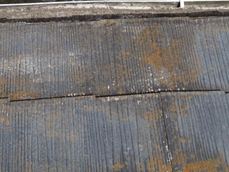 武蔵野市関前にて屋根塗装工事前の点検、築24年経過したスレート屋根は塗膜が剥離して苔が繁殖していました