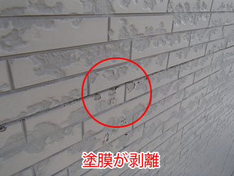 足立区入谷で劣化が見られる窯業系サイディング外壁の調査。塗膜の剥離やひび割れ、コーキングの劣化が発生していました。