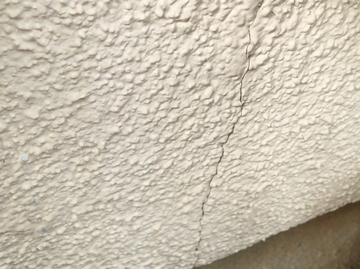 三鷹市牟礼にてモルタル外壁の塗装前調査、築14年目になりクラックが多数発生していました