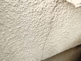 国分寺市西町にて外壁メンテナンス調査、クラックが多数発生したモルタル外壁にエラストコートによる塗装工事をおすすめ