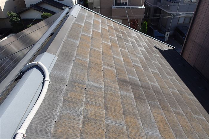 葛飾区高砂でスレート屋根の点検調査。太陽光パネルあり！塗装工事の方法についてご紹介致します。