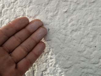 三鷹市中原の外壁塗装メンテナンスの調査、塗膜が劣化してクラックが発生したモルタル外壁にエラストコートによる塗装工事をご提案
