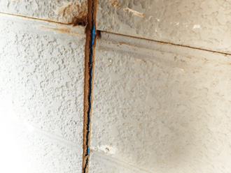 多摩市桜ケ丘にて外壁塗装工事前の調査、塗膜が劣化した窯業サイディングにパーフェクトトップによる塗装工事をご提案