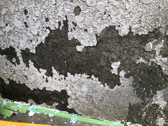 表面の剥離したモルタル壁