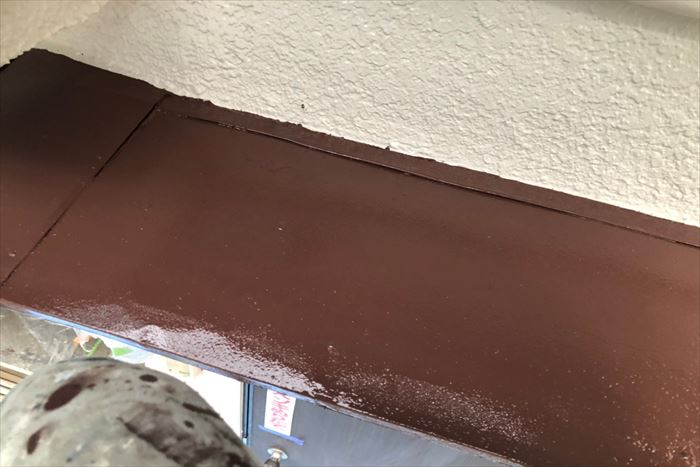 墨田区本所で外壁塗装工事、本日の作業は庇屋根の鉄部塗装になります