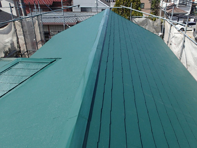 棟板金交換と屋根塗装されたスレート屋根