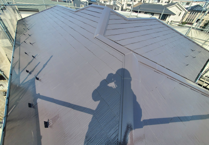 棟板金交換工事と屋根塗装が竣工した化粧スレートの屋根