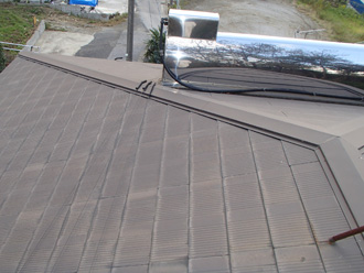塗装前のスレート屋根と太陽熱温水器