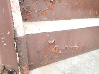 塗膜剥離によって階段鉄部の素地が出ている