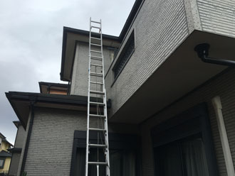 梯子を掛け屋根の調査を行います