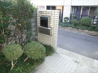 豊島区にてタイル擁壁をジョリパット（100BK）で校倉仕上げにイメージチェンジ！
