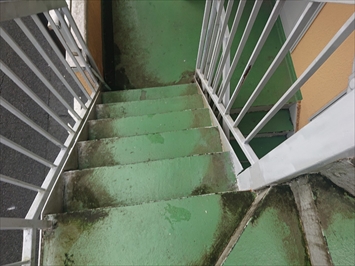 階段は撥水性と滑り止めの効果が必要です