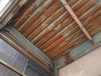 錆びた折板屋根の天井