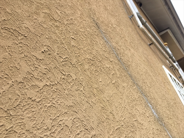 町田市忠生にてジョリパットの外壁の点検を行いました、塗膜の劣化した外壁は塗装が必要です