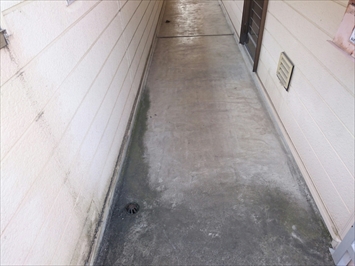 狛江市元和泉でアパートの共用廊下は骨材入りの滑り止め塗料を塗装します