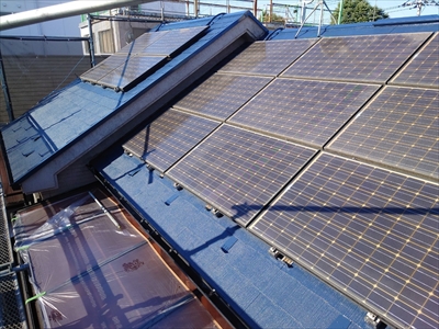 八王子市めじろ台で太陽光パネルが設置されたスレート屋根を税込み440,000円で塗装工事！