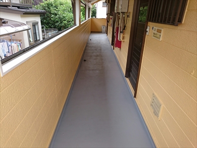狛江市元和泉でアパートの共用廊下は骨材入りの滑り止め塗料を塗装します