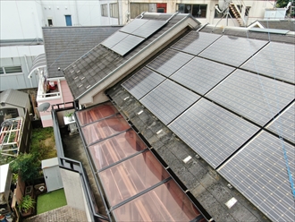 八王子市めじろ台で太陽光パネルが設置されたスレート屋根を税込み440,000円で塗装工事！