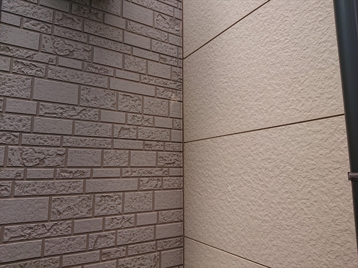 三鷹市北野で塗膜と目地のコーキングが劣化したサイディング張りの外壁を塗装工事でメンテナンス