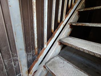 荒川区南千住のアパート鉄骨階段の補修のご相談を頂き調査に伺ってまいりました