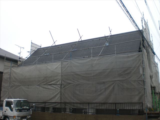 水戸市東前町でカラーベスト・アーバニー屋根をマイルドシーラーＥＰＯで下塗り作業