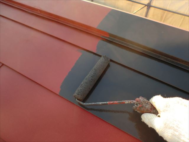 鉄板屋根着色上塗り1回目ローラー、ヤネフレッシュＳI