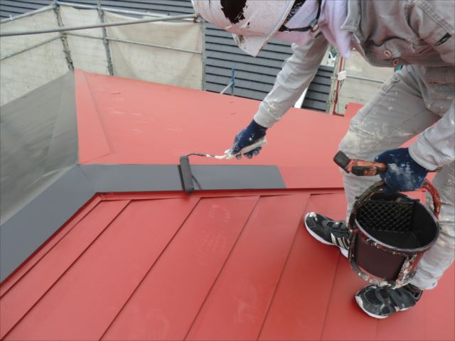 鉄板屋根着色上塗り1回目ローラー塗り、ヤネフレッシュＳI