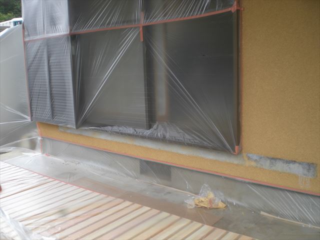 水戸市三湯町で外壁吹き付け補修と木製濡れ縁をやすらぎ塗装です