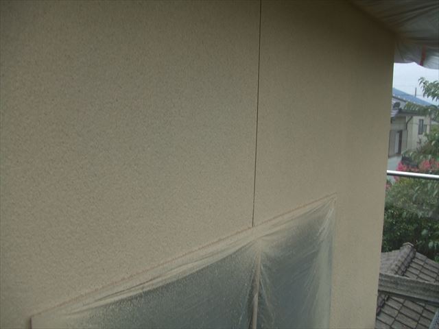 2階部分外壁吹き付け塗装後、ソフトスタッコ