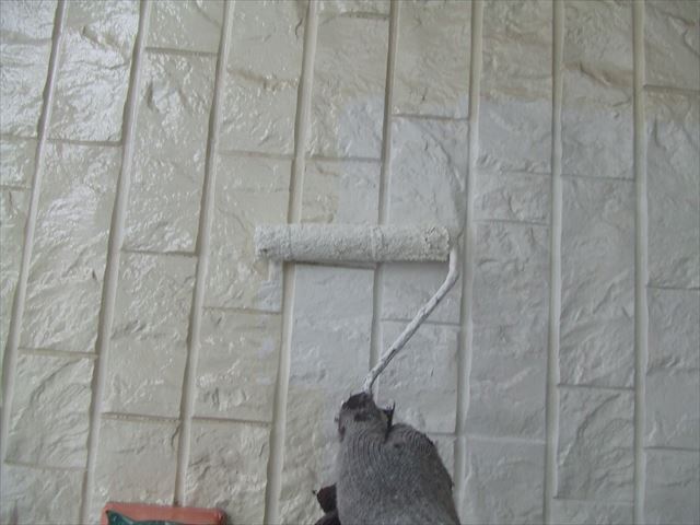 サイディング外壁上塗り1回目、ファインコートシリコ