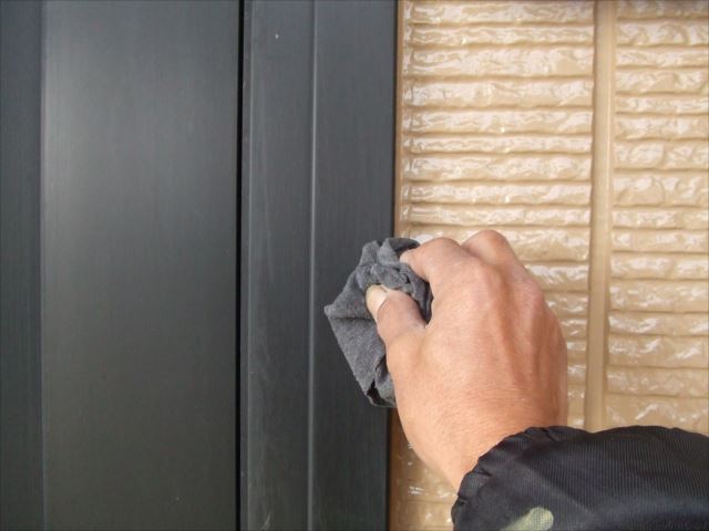 玄関ドア枠掃除、塗料シンナー