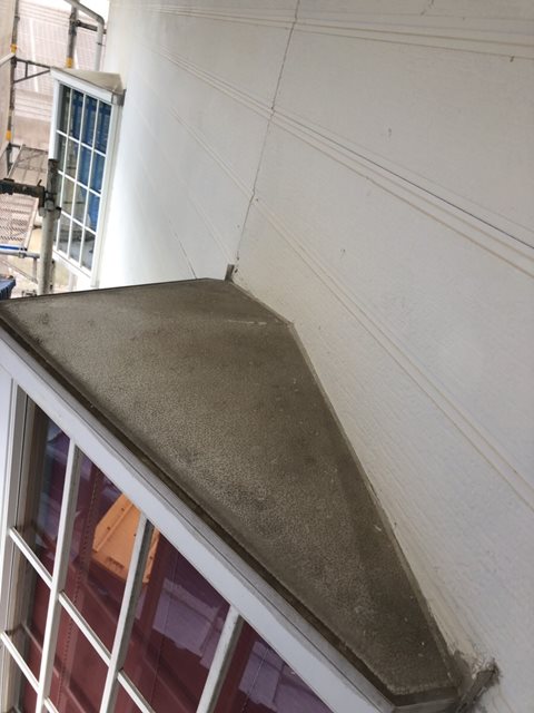 今治市での外壁塗装工事をしています。出窓の屋根部分である板金塗装を紹介したいと思います。