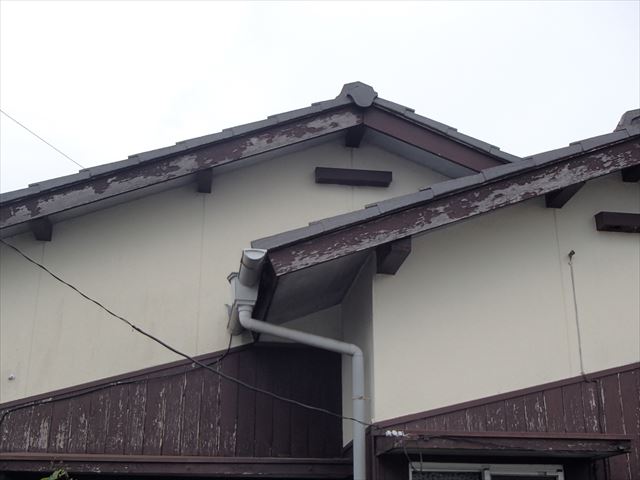 松木の家破風板