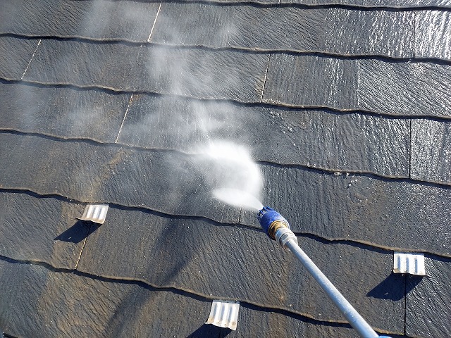 朝霞市膝折町にて外壁・屋根塗装工事を行っていて、今日は高圧洗浄！