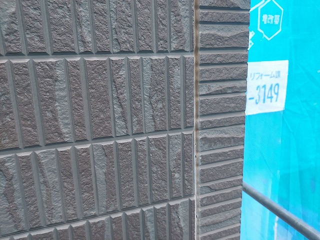 所沢市下富にて、経年劣化で割れているコーキングを塗装前に打ち替えしました！