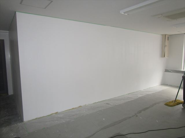 上塗りしたボード壁