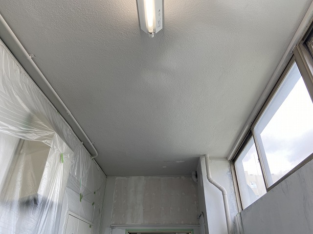 第二弾、京田辺市でトイレ改修工事工事に伴う天井・壁の塗装を行いました